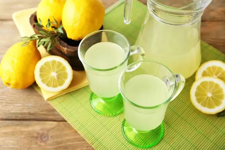 agua con limón para comer