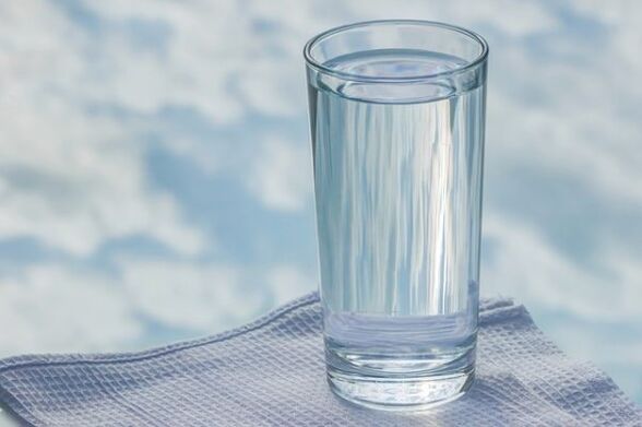 un vaso de agua para una dieta perezosa