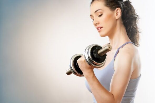 Los ejercicios físicos con mancuernas ayudarán en el proceso de perder peso 5 kg en 7 días. 