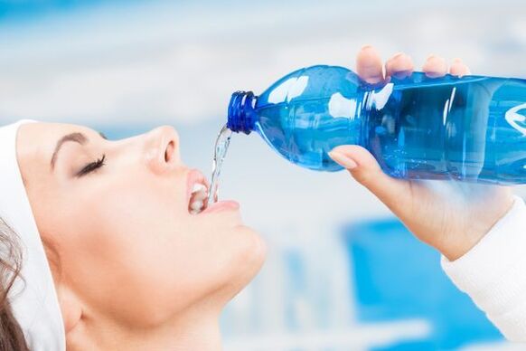 Puedes deshacerte de 5 kg de exceso de peso en una semana si bebes mucha agua. 