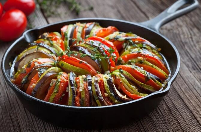 Decorar con tomate y calabacín